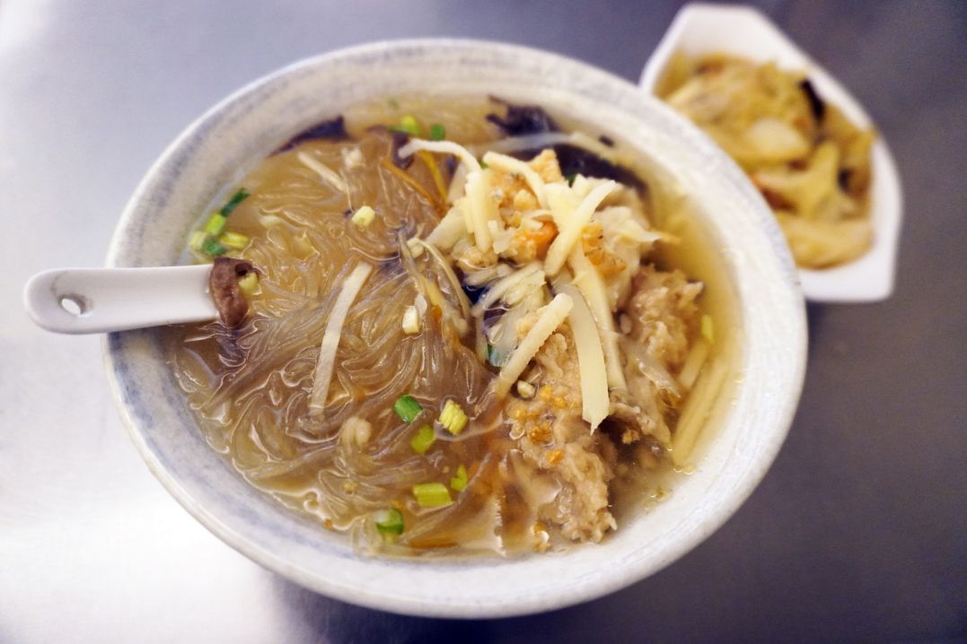 新北汐止｜金豊八寶冬粉｜隱身在汐止老街的50年老店，八寶冬粉湯頭清甜料豐富