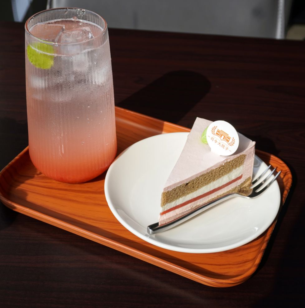 基隆中正｜司令洋食廚房｜夏天走進百年古蹟吃冰品，芒果雲朵冰超大碗，蛋糕、甜點及炸物都在水準之上