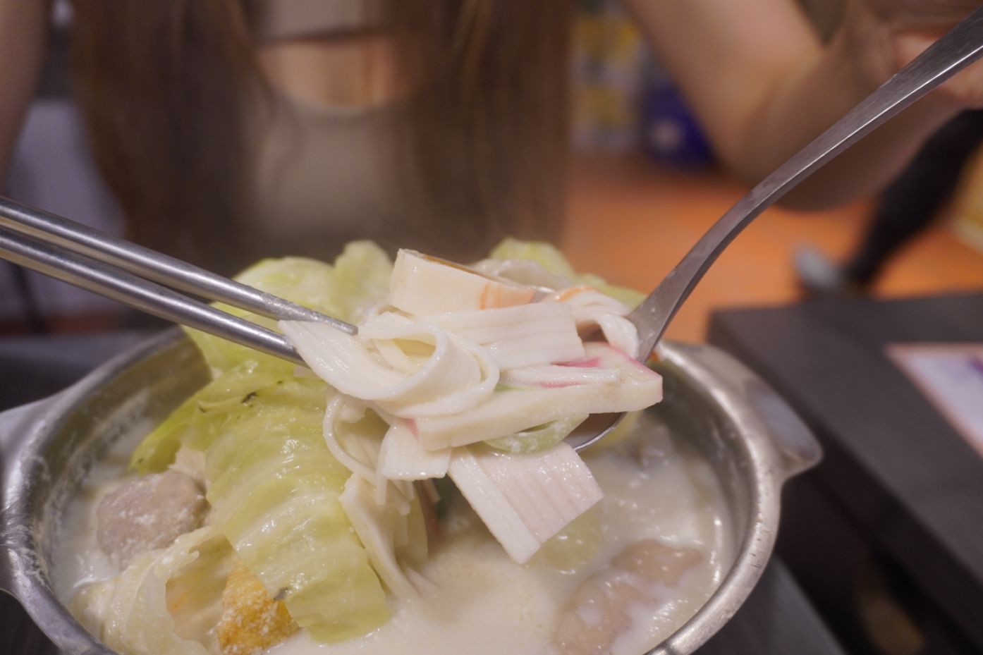 台北中正｜周公公重慶鍋霸｜一個人也可以享用酸菜魚、重慶毛血旺，低消180元，珍珠奶茶免費喝到爽