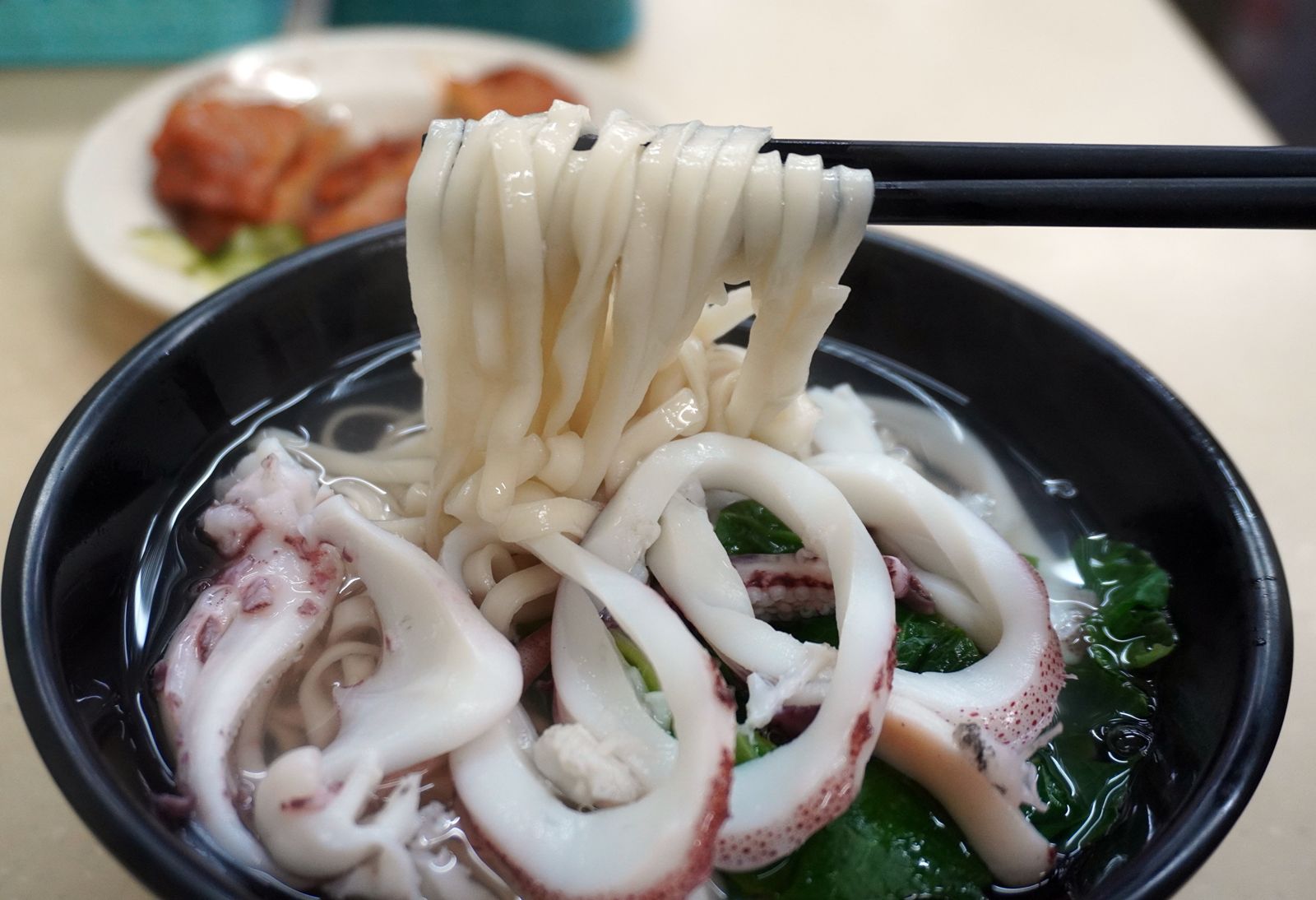 基隆中正｜崔家小卷米粉｜義二路平價美食推薦，開在小A蟹麵原店面，最推綜合海鮮麵
