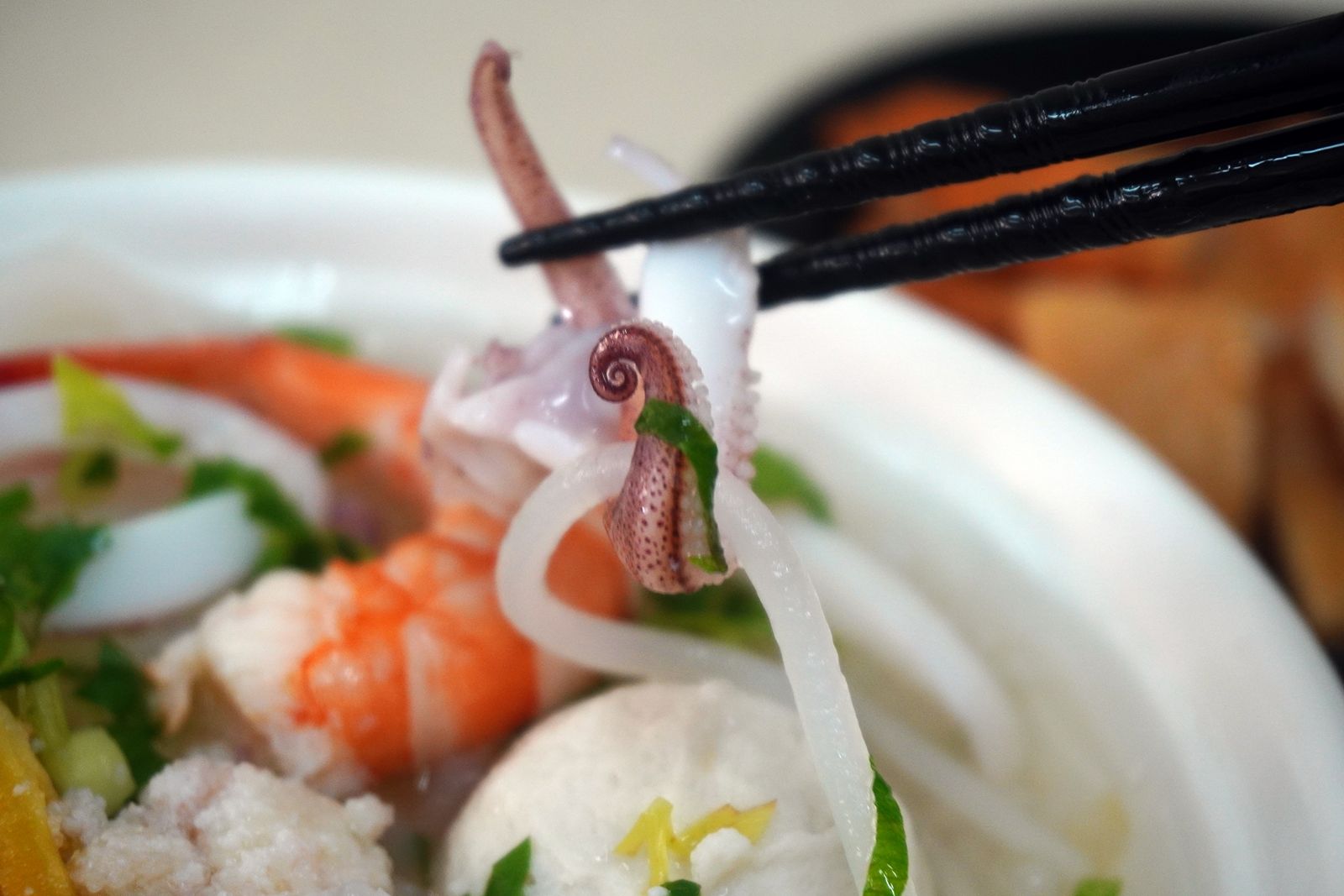 基隆中正｜崔家小卷米粉｜義二路平價美食推薦，開在小A蟹麵原店面，最推綜合海鮮麵